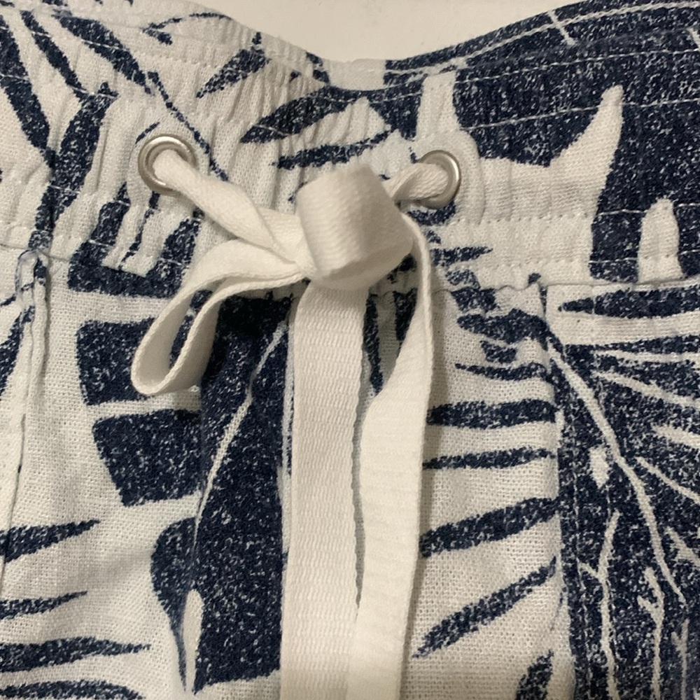 Nautica Blue and White Leaf Print Women’s Shorts NWT - Picture 2 of 8